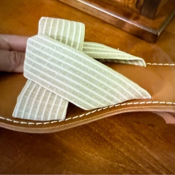 Abercrombie & Fitch Cream and White Sandals with Criss-Cross Design slides shoes - Picture 4 of 6